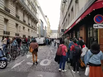 Brasileiros enfrentam longa fila para votar em Paris