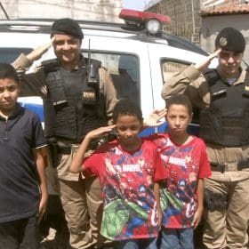 Dia das crianças: Menino que sonha ser policial recebe visita de agentes em Divinópolis