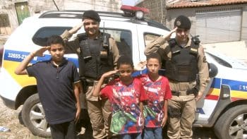 Dia das crian&ccedil;as: Menino que sonha ser policial recebe visita de agentes em Divin&oacute;polis