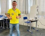 Candidato a deputado estadual Eduardo Azevedo votou na Escola Estadual Dona Antônia Valadares