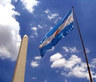 A zebra j&aacute; apareceu. Argentina perde na estreia