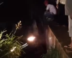 Carro cai &agrave;s margens do Rio S&atilde;o Jo&atilde;o em acidente com o trem