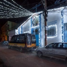 Confira dicas da Cemig para evitar acidentes com a rede elétrica ao fazer a decoração natalina