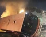 Jovem sofre traumatismo craniano ap&oacute;s &ocirc;nibus ser arrastado por 100 metros por locomotiva e pegar fogo em Ita&uacute;na