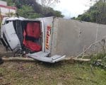 Caminhão derrapa durante chuva e para fora da rodovia em São Sebastião do Oeste; dois ficam feridos