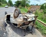 Ap&oacute;s colis&atilde;o com carreta, carro capota na BR 354 em Arcos e deixa 4 feridos