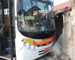 Ônibus atinge casa em Itaúna
