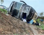 &Ocirc;nibus de cantor Kevi Jonny capota em rodovia baiana