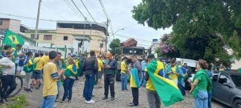 Bolsonaristas manifestam no Tiro de Guerra de Divin&oacute;polis pedindo interven&ccedil;&atilde;o militar