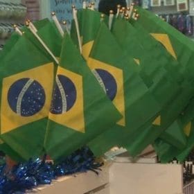 Trabalhador tem direito a folga em dia de jogo do Brasil? CDL Divinópolis e especialista explicam
