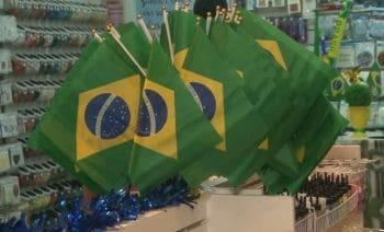 Trabalhador tem direito a folga em dia de jogo do Brasil? CDL Divin&oacute;polis e especialista explicam