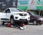 Acidente entre carro e moto deixa mulher ferida no Centro de Divinópolis