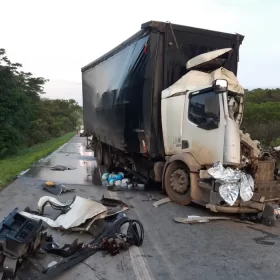 Um acidente grave entre dois caminh&otilde;es deixou um motorista morto na BR-262, entre Nova Serrana e Bom Despacho