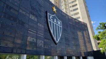 Galo sofre com gramado e perde de virada para Patrocinense na estreia do Mineiro