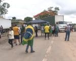 Manifestantes pró-Bolsonaro mantém protesto na MG-050 em Divinópolis