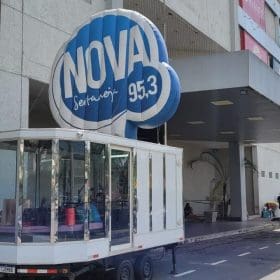 Est&uacute;dio m&oacute;vel da r&aacute;dio Nova Sertaneja esta AO VIVO direto da Black Friday Shopping Patio Divin&oacute;polis