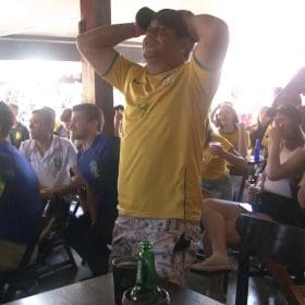Torcedores em Divinópolis comemoram vitória do Brasil sobre a Suíça