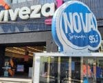 Est&uacute;dio M&oacute;vel da r&aacute;dio Nova Sertaneja esta AO VIVO direto da Black Friday VIVEZA no alto da rua Goias