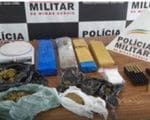 PM localiza grande quantidade de drogas em mala jogada nos fundos de resid&ecirc;ncia