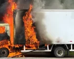 Caminhão que transportava quase uma tonelada de queijos para descarte pega fogo em MG