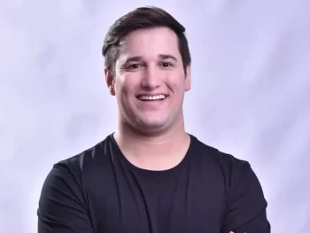 Ex-comediante da Globo é preso em flagrante por bater na mãe de 57 anos