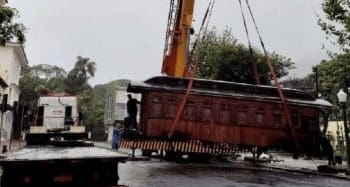 Vag&atilde;o de trem usado como lanchonete em Po&ccedil;os &eacute; retirado do local