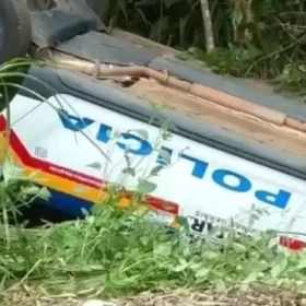 Viatura da PM capota durante perseguição policial a uma moto roubada