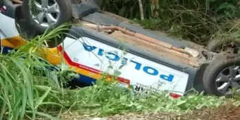 Viatura da PM capota durante persegui&ccedil;&atilde;o policial a uma moto roubada