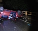 Carro capota na MG 170 em Lagoa da Prata e deixa feridos