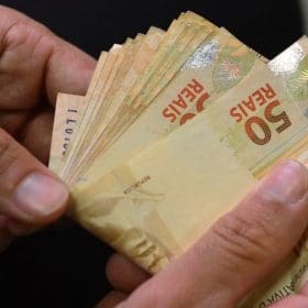 Salário mínimo de R$ 1.320 começa a valer hoje e aposentadorias do INSS são atreladas ao piso nacional