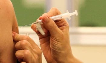 Brasil recebe primeiro lote de vacinas bivalentes contra covid-19