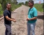Prefeito e vereador visitam obras de cal&ccedil;amento na Comunidade do Quilombo