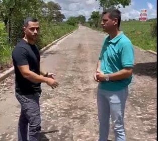 Prefeito e vereador visitam obras de cal&ccedil;amento na Comunidade do Quilombo