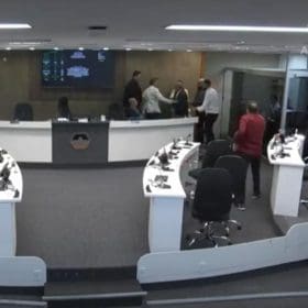 Reuni&atilde;o &eacute; suspensa ap&oacute;s clima esquentar entre vereadores