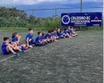Escolinha de Divinópolis recebe o projeto Cruzeiro Camp da categoria de base do clube
