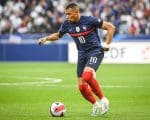 Quem &eacute; a modelo especulada como namorada de Mbapp&eacute;?