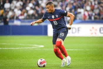 Quem &eacute; a modelo especulada como namorada de Mbapp&eacute;?