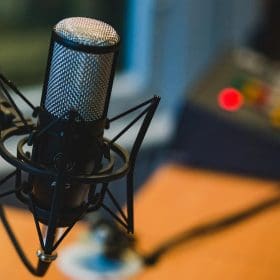 Primeira voz do rádio FM em Minas Gerais participa de Podcast e relembra historias