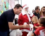 Mais de 200 crian&ccedil;as s&atilde;o presenteadas no primeiro dia do Natal Solid&aacute;rio