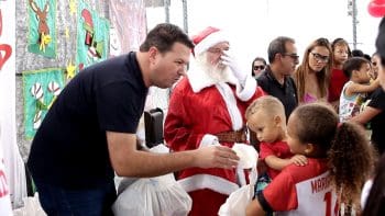 Mais de 200 crian&ccedil;as s&atilde;o presenteadas no primeiro dia do Natal Solid&aacute;rio