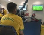Empresa reúne funcionários para acompanhar partida entre Brasil e Croácia