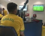Empresa re&uacute;ne funcion&aacute;rios para acompanhar partida entre Brasil e Cro&aacute;cia