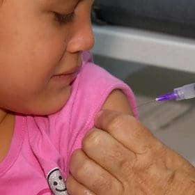 Baixa procura pela vacina&ccedil;&atilde;o infantil pode trazer de volta doen&ccedil;as j&aacute; controladas em Minas