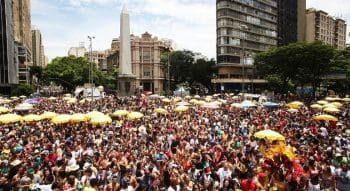 Pol&iacute;cia usa reconhecimento facial para prender foragidos no meio da folia