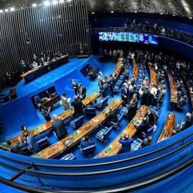 Senadores decidem trabalhar 3 dias por semana e 3 semanas por mês