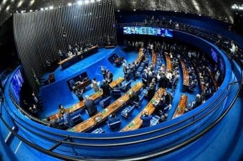 Senadores decidem trabalhar 3 dias por semana e 3 semanas por m&ecirc;s
