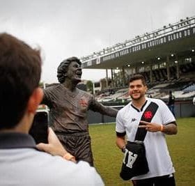 Luto no Futebol. Morre o maior do Vasco que agora vai brilhar como “DINAMITE” no céu.