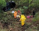 Fam&iacute;lia sobrevive ap&oacute;s veiculo cair cerca de 50 metros em uma ribanceira na BR-365