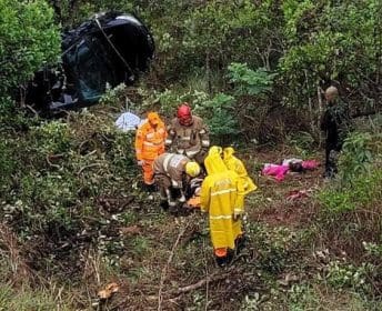 Fam&iacute;lia sobrevive ap&oacute;s veiculo cair cerca de 50 metros em uma ribanceira na BR-365