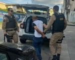 Taradão tenta agarrar jovem na rua Goiás, apanha e vai preso
